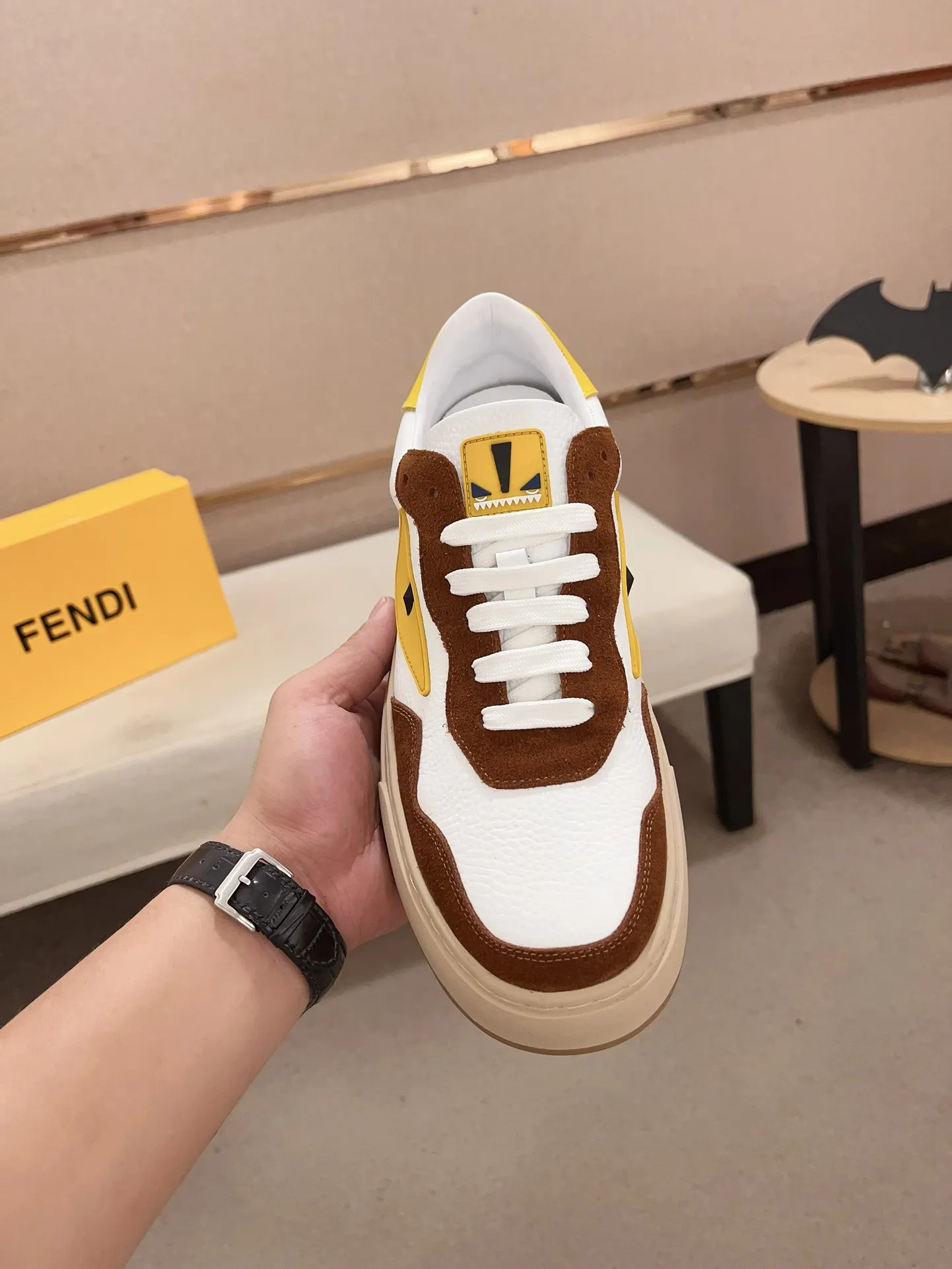 Men's shoes💰: 400💰[Fendi] Fendi's latest casual shoes for men! Available at counters simultaneously! A one-to-one replica of the original. All imported official website one-to-one cowhide fabric. The interior is made of top-grade sheepskin, and the original factory-supplied rubber outsole is used. Leading new fashion concepts. Matching code: 38-44. (can be customized for 45 non-refundable)
